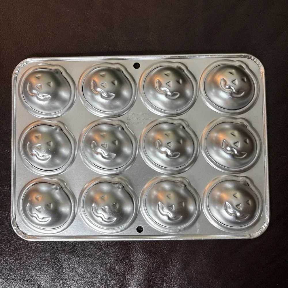 Jack O‎ Lantern Pumpkin Pan 12 Mold Halloween 1994 (Wilton)